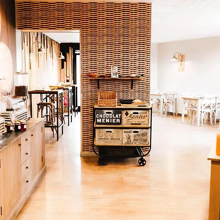 Logis- De La Baie De & Hotel