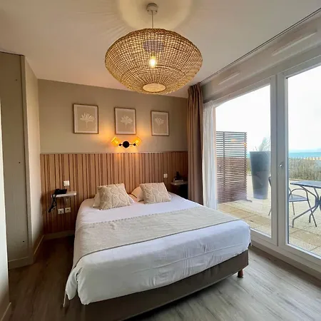 Hotel Logis- De La Baie De & 3*
