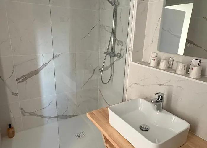 Logis- De La Baie De & Hotel