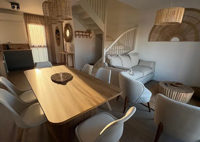 Logis- De La Baie De & Hotel