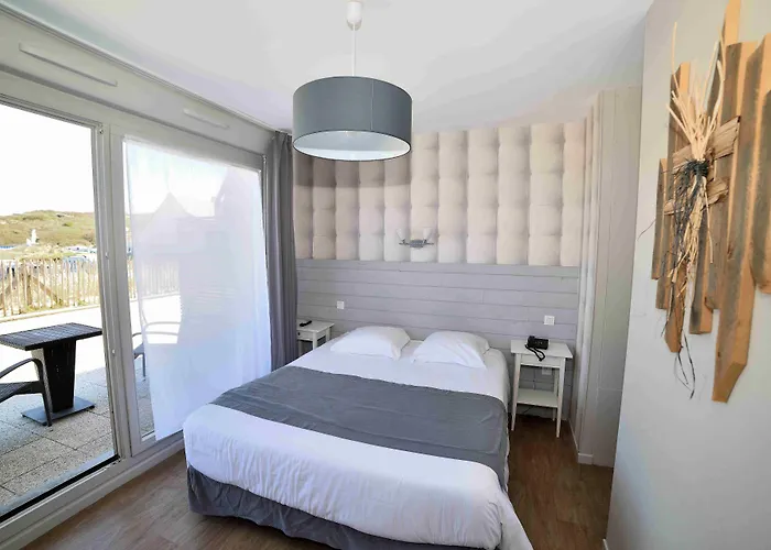 Logis- De La Baie De & Hotel