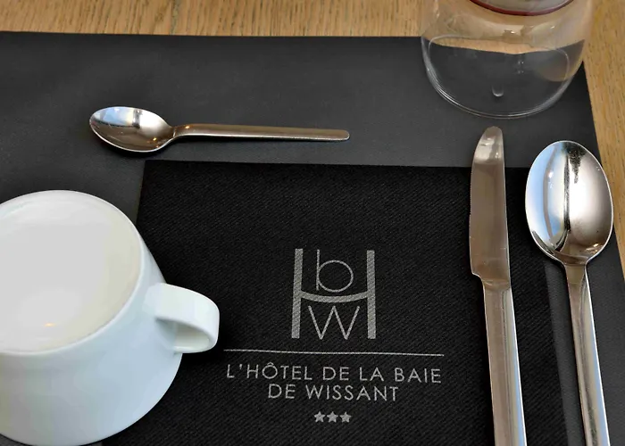 Logis- De La Baie De & Hotel