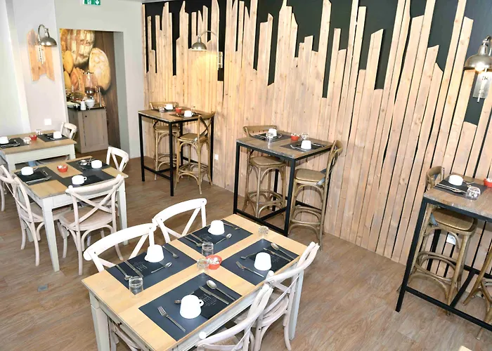 Logis- De La Baie De & Hotel