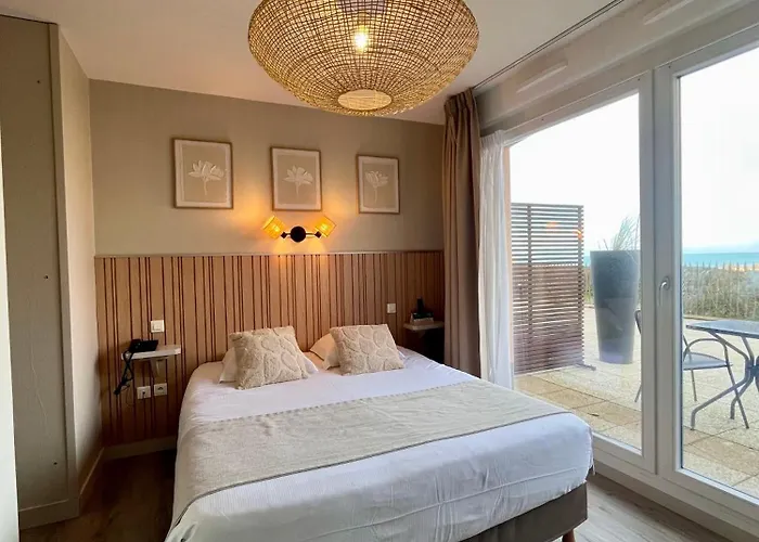 Hotel Logis- De La Baie De & 3*